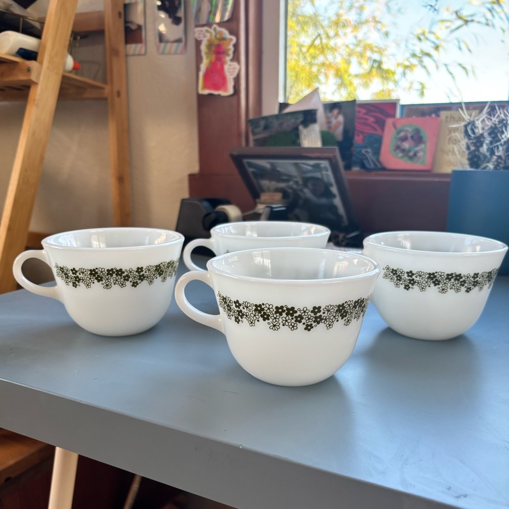 Vintage Crazy Daisy Milk Glass Tea Cups PERFECT CONDITION ✨✨✨